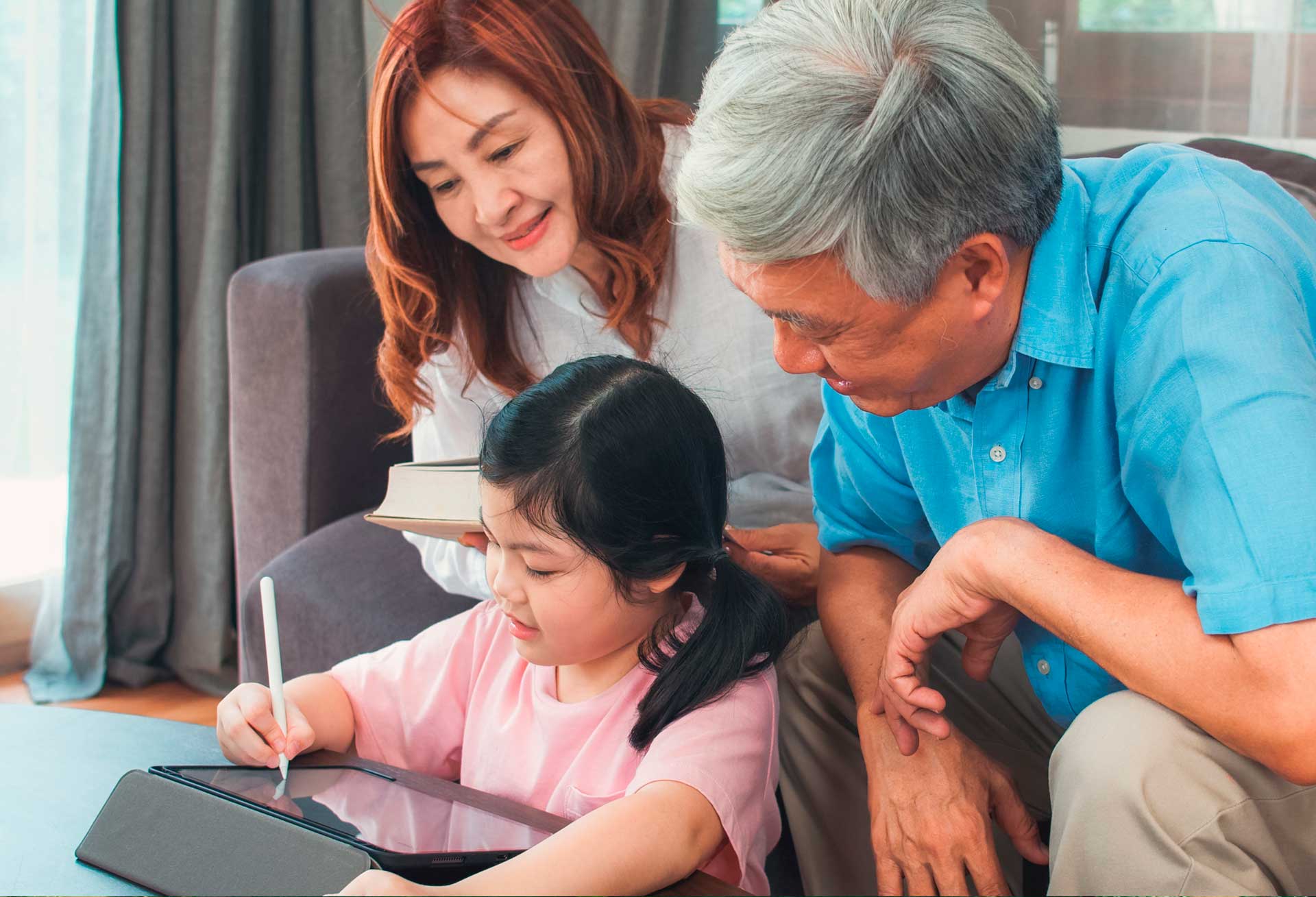 Японская внучка видео. Китайский дедушка. Дед Китай и внучка. Азиатский дедушка с девушкой. Бабушка и дедушка по китайски.